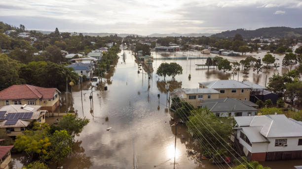 überflutete straßen in lismore, nsw, australien - überschwemmung stock-fotos und bilder