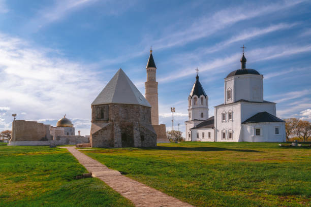 mariä-himmelfahrt-kirche und kathedralmoschee auf dem territorium des bulgarischen staatlichen historischen und architektonischen museums-reservats, bolgar, republik tatarstan, russland - tatarstan stock-fotos und bilder