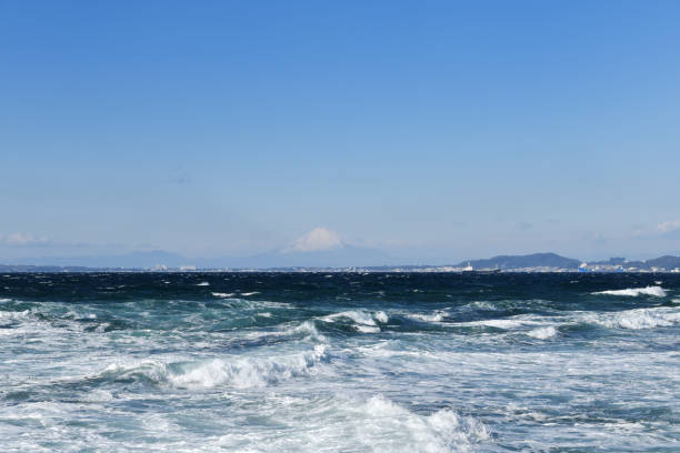 el monte fuji visto desde la prefectura de chiba - bahía de tokio fotografías e imágenes de stock