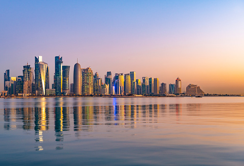 El horizonte de corniche del centro de la ciudad de Doha en Twilight, Qatar photo