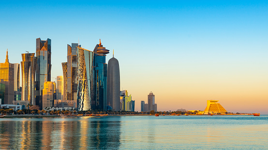 El horizonte de corniche del centro de la ciudad de Doha en Twilight, Qatar photo