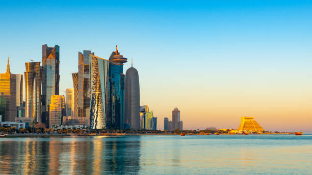 the downtown doha city corniche skyline at twilight, qatar - catar imagens e fotografias de stock