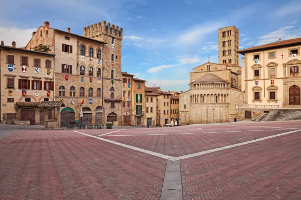 arezzo, tuscany, italy: the main square piazza grande with the medieval church and buildings, in the old town of the ancient italian city of art - montepulciano imagens e fotografias de stock