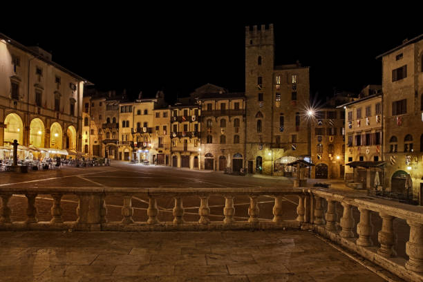 arezzo, toscana, italia: vista notturna della piazza principale piazza grande, con gli edifici medievali, nel centro storico dell'antica città d'arte italiana - arezzo foto e immagini stock