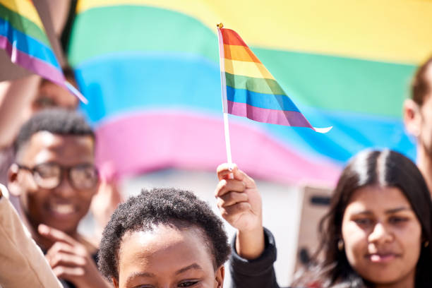 aufnahme einer gruppe junger menschen, die für lgbtq-rechte protestieren - pride lgbtqi veranstaltung stock-fotos und bilder