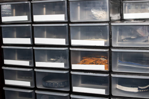 wadah plastik untuk menyimpan bagian-bagian kecil closeup - rak laci plastik gudang potret stok, foto, & gambar bebas royalti