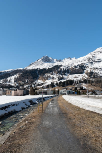 mała rzeka fluela w okresie zimowym w davos w szwajcarii - travel destinations davos river nature zdjęcia i obrazy z banku zdjęć