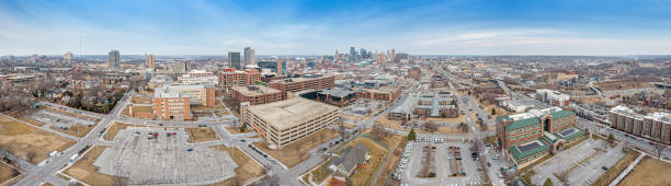 панорама горизонта канзас-сити во время восхода солнца - kansas kansas city missouri city skyline стоковые фото и изображения