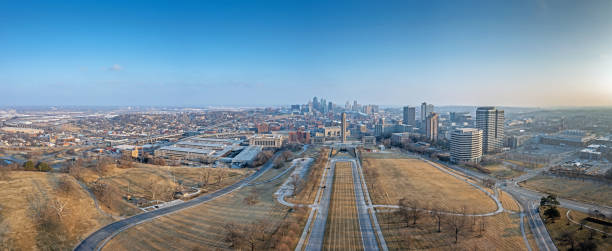 日の出時のカンザスシティのスカイラインを持つ第二次世界大戦記念碑のドローンパノラマ - kansas city missouri city skyline built structure ストックフォトと画像