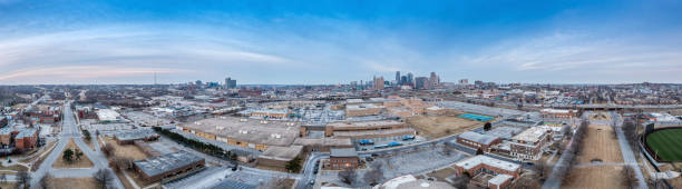 панорама горизонта канзас-сити во время восхода солнца - kansas kansas city missouri city skyline стоковые фото и изображения