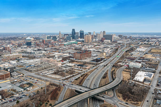 日の出時のカンザスシティのスカイラインのドローンパノラマ - kansas city missouri city skyline built structure ストックフォトと画像