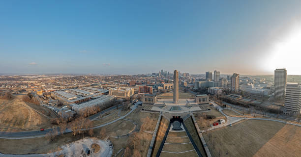 日の出時のカンザスシティのスカイラインを持つ第二次世界大戦記念碑のドローンパノラマ - kansas city missouri city skyline built structure ストックフォトと画像