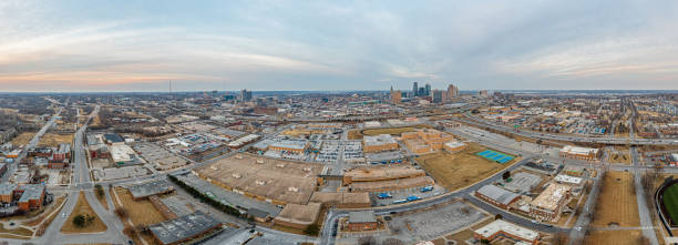 панорама горизонта канзас-сити во время восхода солнца - kansas kansas city missouri city skyline стоковые фото и изображения