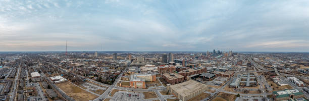 日の出時のカンザスシティのスカイラインのドローンパノラマ - kansas city missouri city skyline built structure ストックフォトと画像