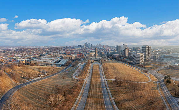 日の出時のカンザスシティのスカイラインを持つ第二次世界大戦記念碑のドローンパノラマ - kansas city missouri city skyline built structure ストックフォトと画像