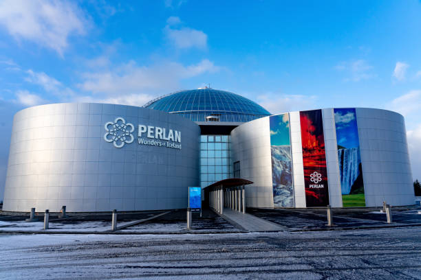 青い空とアイスランドレイキャビクの有名なペルラン博物館 - editorial dome sky cloud ストックフォトと画像