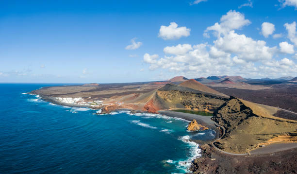 зеленая лагуна лаго-верде на лансароте, испания - lanzarote стоковые фото и изображения