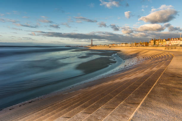 ゴールデンアワーのブラックプールの海岸線に雲。 - blackpool pier ストックフォトと画像