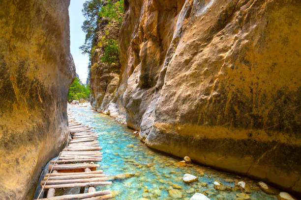 samaria. creta, grécia - mountain range footpath rock europe - fotografias e filmes do acervo