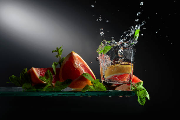 cocktail with grapefruit slices and mint. - action alcohol alcoholism bar imagens e fotografias de stock