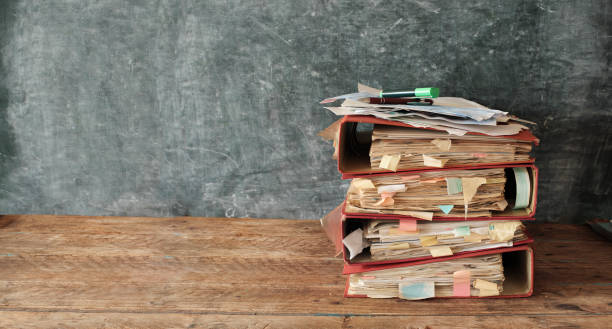 sterta niechlujnych folderów, biurokracja, biurokracja, aministracja, koncepcja biznesowa. duża wolna przestrzeń kopiowania, technika przestrzeni negatywowej - bookshelf book table stack zdjęcia i obrazy z banku zdjęć