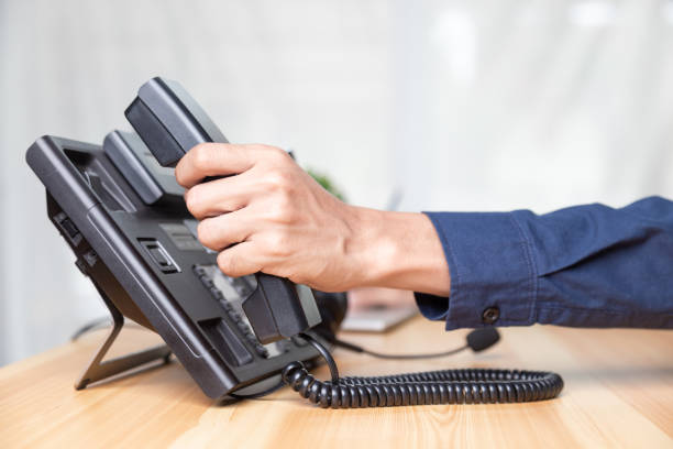 Call center staff man hand point to press the button number on the phone office desk , Communication support, call center and customer service help desk. for (call center) concept el personal del centro de llamadas apunta de la mano para presionar el número de botón en el escritorio de la oficina telefónica, soporte de comunicación, centro de llamadas y servicio de asistencia al cliente. para el concepto (call center)