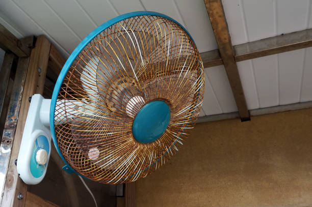 istock Old rusty wall fan looks dirty. 1389142589