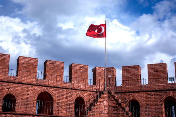 wschodnie wybrzeże, czerwony flagowy kurort plażowy turcji alanya - ship fort castle stone wall zdjęcia i obrazy z banku zdjęć