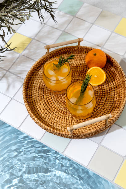 Dwa okazyjne tropikalne koktajle na skraju basenu. Letnie wakacje i koncepcja podróży. Egzotyczne letnie drinki. – zdjęcie