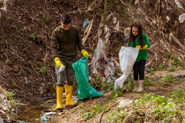 istock Children cleaning the nature 1389151568