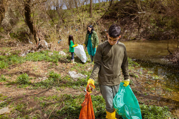 istock Family cleaning forest from garbage 1389152736