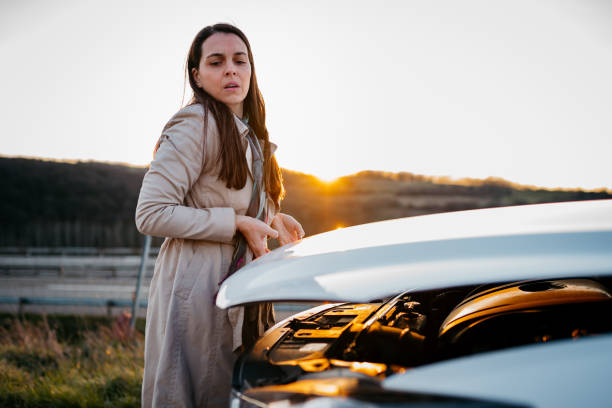 problemas de coche - car stranded women breakdown fotografías e imágenes de stock