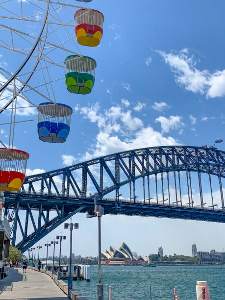 シドニーハーバーブリッジシドニー、ニューサウスウェールズ州、オーストラリア - sydney harbor bridge sydney opera house vertical australia ストックフォトと画像