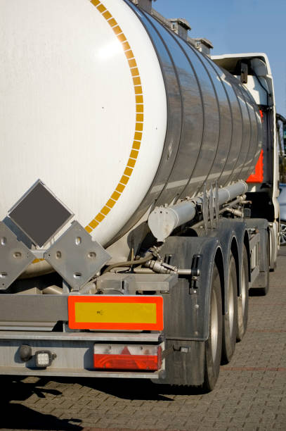 serbatoio del semirimorchio di carico per il trasporto di benzina o gas propano-butano liquefatto. - truck close up fuel tanker semi truck foto e immagini stock