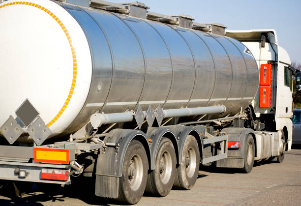 serbatoio del semirimorchio di carico per il trasporto di benzina o gas propano-butano liquefatto. - truck close up fuel tanker semi truck foto e immagini stock