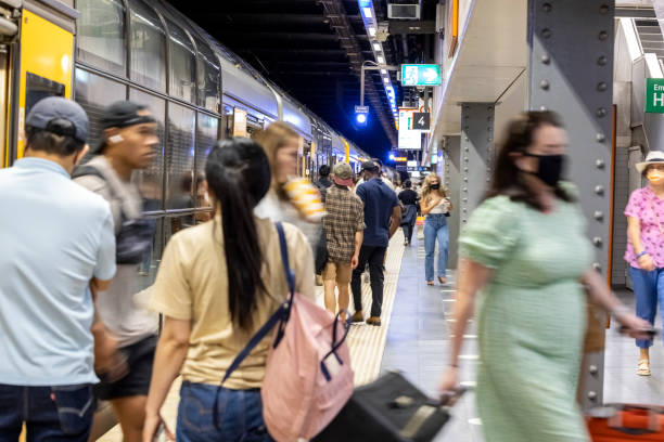 zug kam an u-bahn-bahnhof voller menschen, hintergrund mit kopierraum - train subway station people subway train stock-fotos und bilder