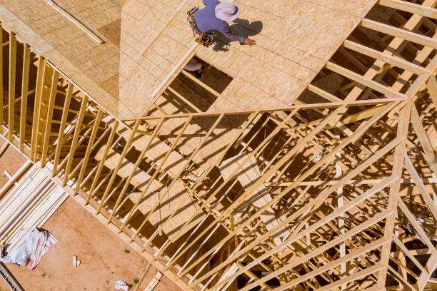 합판을 지붕에 바르는 목수는 홈 루핑 공사에 추가 - carpenter home addition manual worker construction 뉴스 사진 이미지
