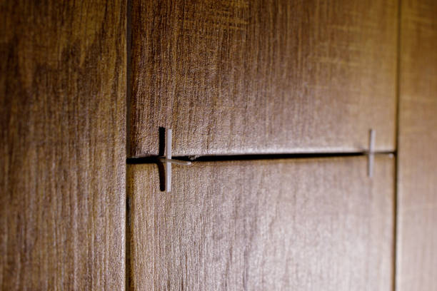 istock Laying ceramic tiles with the help of crosses for a tile by during wall cladding 1389198603
