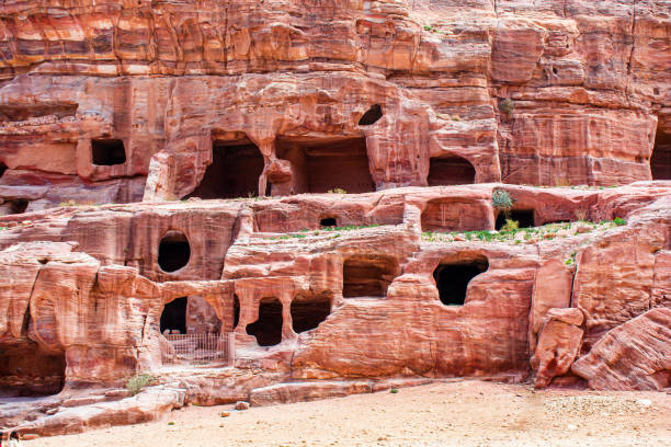 cavernas de nômades beduínos na antiga cidade de petra, na jordânia. - petra ancient civilization jordan cave - fotografias e filmes do acervo