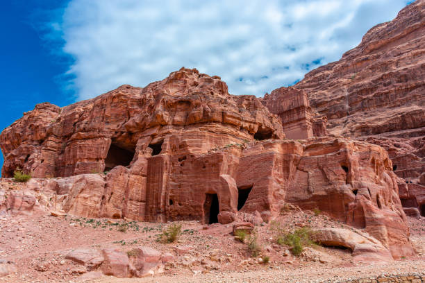 cavernas de nômades beduínos na antiga cidade de petra, na jordânia. - petra ancient civilization jordan cave - fotografias e filmes do acervo