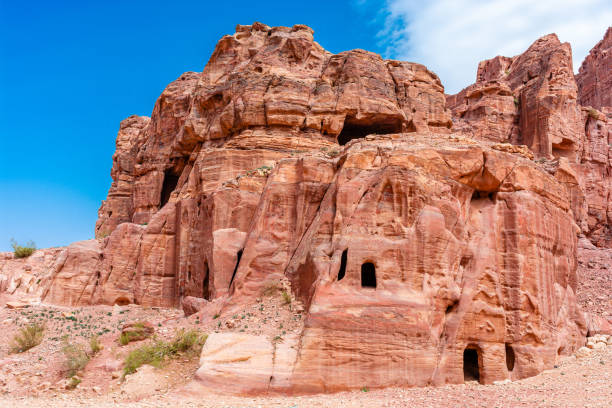 maisons troglodytes de nomades bédouins dans l’ancienne ville de petra en jordanie. - petra ancient civilization jordan cave photos et images de collection