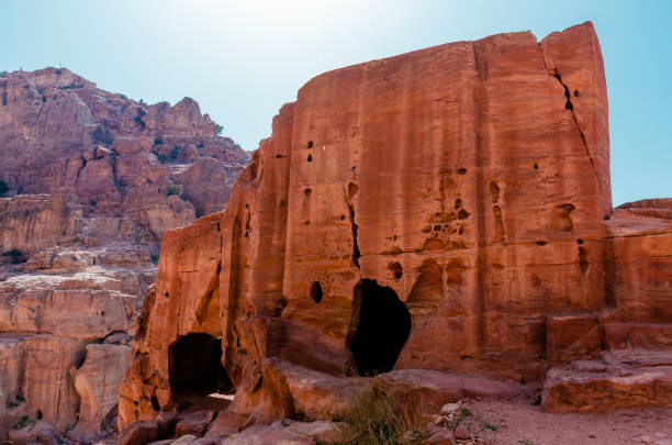 cavernas de nômades beduínos na antiga cidade de petra, na jordânia. - petra ancient civilization jordan cave - fotografias e filmes do acervo