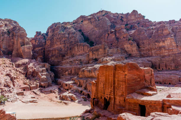 maisons troglodytes de nomades bédouins dans l’ancienne ville de petra en jordanie. - petra ancient civilization jordan cave photos et images de collection