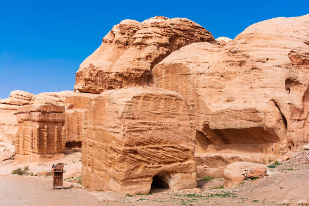 maisons troglodytes de nomades bédouins dans l’ancienne ville de petra en jordanie. - petra ancient civilization jordan cave photos et images de collection