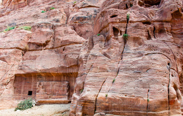 cavernas de nômades beduínos na antiga cidade de petra, na jordânia. - petra ancient civilization jordan cave - fotografias e filmes do acervo