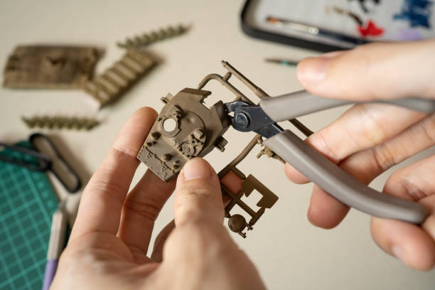 Cutting tank plastic model part out of a sprue