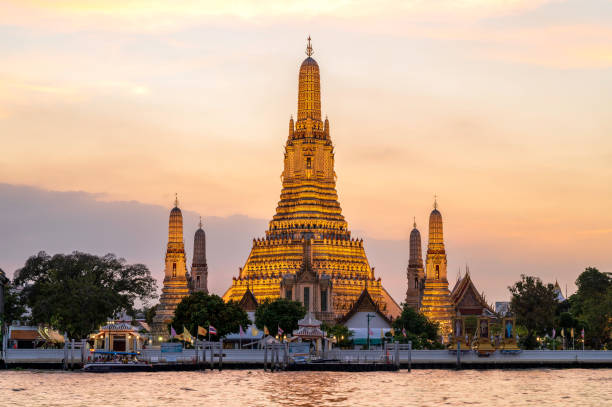 templo wat arun al atardecer en bangkok, tailandia - bangkok fotografías e imágenes de stock