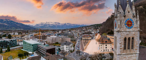 vue aérienne de la cathédrale saint-florin à vaduz, liechtenstein. - vaduz photos et images de collection