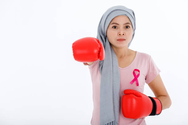 a asian woman disease mammary cancer patient fighting showing boxing gloves breast cancer awareness month isolated on white blank copy space studio background,healthcare,medicine concept una mujer asiática enfermedad mamaria paciente con cáncer de mama peleando mostrando guantes de boxeo mes de concientización sobre el cáncer de mama aislado en blanco espacio de copia en blanco fondo de estudio, atención médica, concepto de medicina