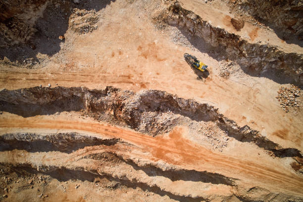 bordas de uma pedreira após operações de jateamento e perfuração - mining drill geotechnical borehole - fotografias e filmes do acervo